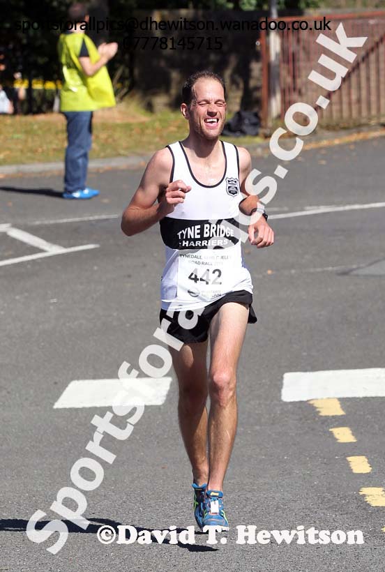 Cees van der Land (Tyne Bridge) wins the Tynedale 10 Mile Jelly Road Race. Photo: David T. Hewitson/Sports for All Pics